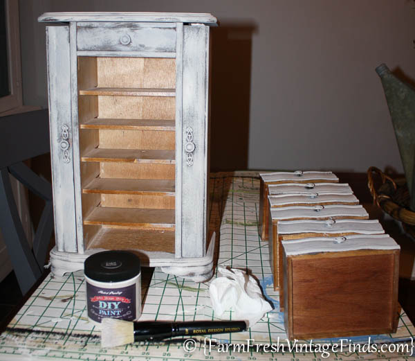 How-to Paint a Keepsake Box with Farmhouse Paints 